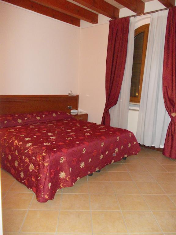 מנרבה דל גארדה Albergo Le Piante מראה חיצוני תמונה